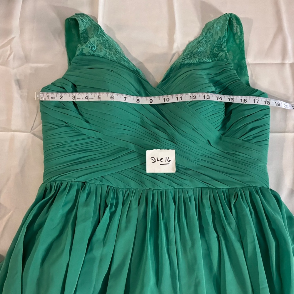 Long green chiffon with lace shoulder straps - Picture 7 of 8